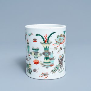 Een Chinese famille verte penselenbeker met antiquiteiten, Kangxi — foto 1