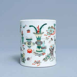 Een Chinese famille verte penselenbeker met antiquiteiten, Kangxi — foto 2