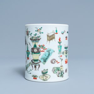 Een Chinese famille verte penselenbeker met antiquiteiten, Kangxi — foto 3