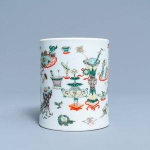 Een Chinese famille verte penselenbeker met antiquiteiten, Kangxi — foto 5
