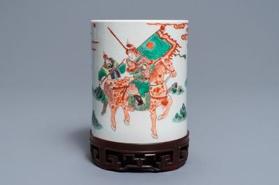 Een Chinese famille verte penselenbeker op sokkel, Kangxi