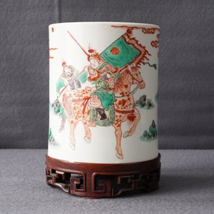 Een Chinese famille verte penselenbeker op sokkel, Kangxi — foto 12