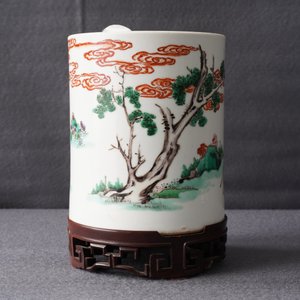 Een Chinese famille verte penselenbeker op sokkel, Kangxi — foto 14