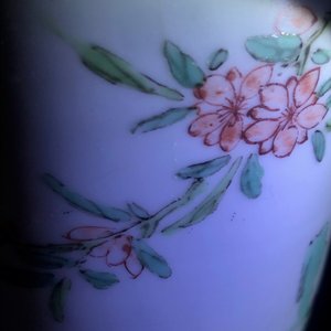 Een Chinese famille verte penselenpot met een karper, Kangxi — foto 11