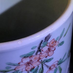 Een Chinese famille verte penselenpot met een karper, Kangxi — foto 19