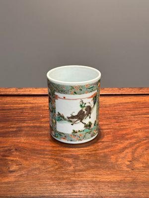 Een Chinese famille verte penselenpot met figuratief decor, 19e eeuw — foto 1