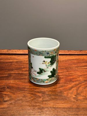 Een Chinese famille verte penselenpot met figuratief decor, 19e eeuw — foto 2