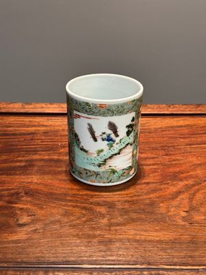 Een Chinese famille verte penselenpot met figuratief decor, 19e eeuw — foto 3
