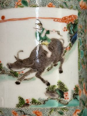 Een Chinese famille verte penselenpot met figuratief decor, 19e eeuw — foto 6