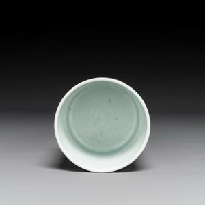 Een Chinese famille verte penselenpot met figuratief decor, 19e eeuw — foto 4