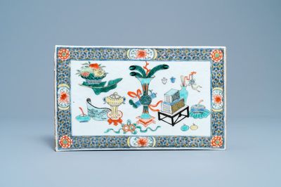 Een Chinese famille verte plaquette met antiquiteiten, Kangxi