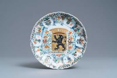 Een Chinese famille verte 'Provincie' schotel met het wapen van Vlaanderen, Kangxi/Yongzheng