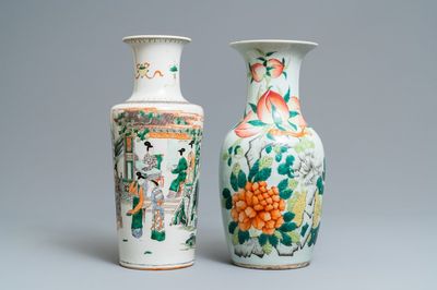 Een Chinese famille verte rouleau vaas en een famille rose vaas, 19e eeuw