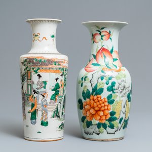 Een Chinese famille verte rouleau vaas en een famille rose vaas, 19e eeuw — foto 1