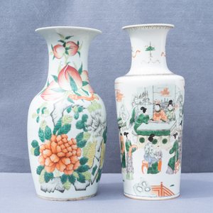 Een Chinese famille verte rouleau vaas en een famille rose vaas, 19e eeuw — foto 9