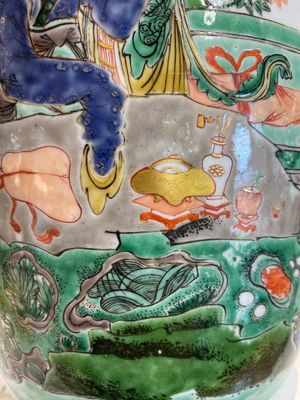 Een Chinese famille verte rouleau vaas met dames aan een studietafel, Kangxi — foto 8