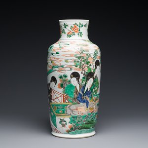 Een Chinese famille verte rouleau vaas met dames aan een studietafel, Kangxi — foto 1