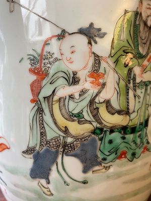 Een Chinese famille verte rouleau vaas met de 'Acht onsterfelijken,' Kangxi — foto 14