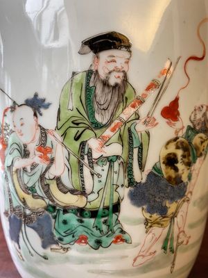 Een Chinese famille verte rouleau vaas met de 'Acht onsterfelijken,' Kangxi — foto 15