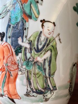 Een Chinese famille verte rouleau vaas met de 'Acht onsterfelijken,' Kangxi — foto 20