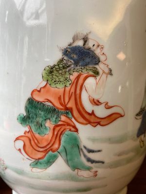 Een Chinese famille verte rouleau vaas met de 'Acht onsterfelijken,' Kangxi — foto 23