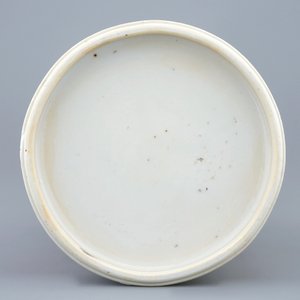 Een Chinese famille verte rouleau vaas met decor van pioenen op koraalrode fond, Kangxi — foto 2