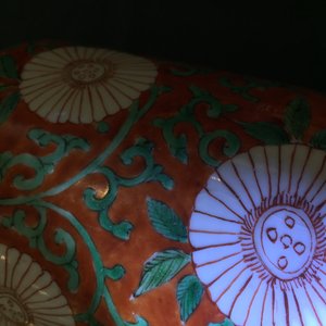 Een Chinese famille verte rouleau vaas met decor van pioenen op koraalrode fond, Kangxi — foto 3