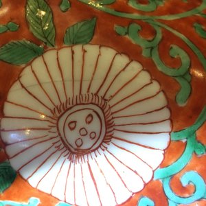 Een Chinese famille verte rouleau vaas met decor van pioenen op koraalrode fond, Kangxi — foto 5