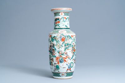 Een Chinese famille verte rouleau vaas met een gevechtsscène, 19e eeuw