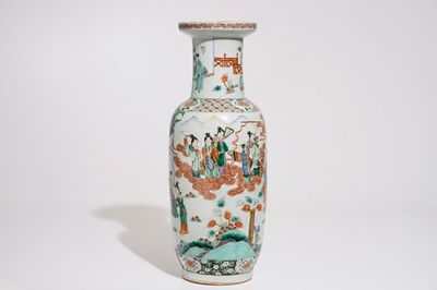 Een Chinese famille verte rouleau vaas met een hofscène, 19e eeuw