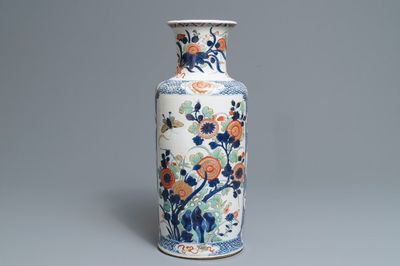 Een Chinese famille verte rouleau vaas met floraal decor, Kangxi