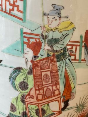 Een Chinese famille verte rouleau vaas met verhalend decor, 19e eeuw — foto 11