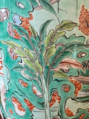 Een Chinese famille verte rouleau vaas met verhalend decor, 19e eeuw — foto 15