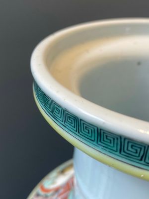 Een Chinese famille verte rouleau vaas met verhalend decor, 19e eeuw — foto 18