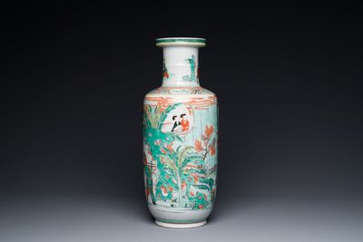 Een Chinese famille verte rouleau vaas met verhalend decor, 19e eeuw — foto 5