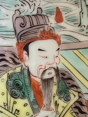 Een Chinese famille verte rouleau vaas met verhalend decor, 19e eeuw — foto 10