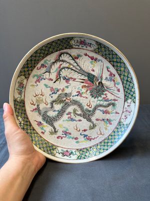 Een Chinese famille verte schotel, een famille rose bassin en een schotel, 19e eeuw — foto 11