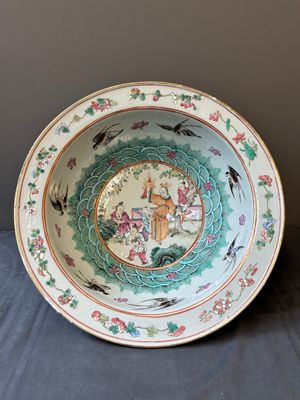 Een Chinese famille verte schotel, een famille rose bassin en een schotel, 19e eeuw — foto 2