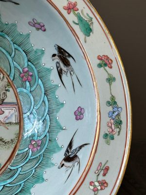 Een Chinese famille verte schotel, een famille rose bassin en een schotel, 19e eeuw — foto 4