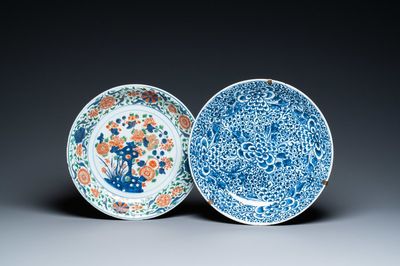 Een Chinese famille verte schotel en een blauw-witte, Kangxi