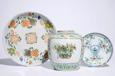 Een Chinese famille verte schotel en een doucai bord, Kangxi, met hierbij een gemberpot, 19e eeuw