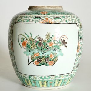 Een Chinese famille verte schotel en een doucai bord, Kangxi, met hierbij een gemberpot, 19e eeuw — foto 12