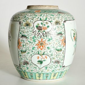 Een Chinese famille verte schotel en een doucai bord, Kangxi, met hierbij een gemberpot, 19e eeuw — foto 13