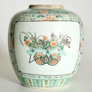 Een Chinese famille verte schotel en een doucai bord, Kangxi, met hierbij een gemberpot, 19e eeuw — foto 14