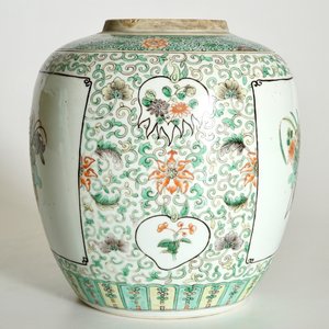 Een Chinese famille verte schotel en een doucai bord, Kangxi, met hierbij een gemberpot, 19e eeuw — foto 15