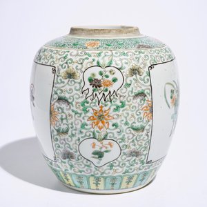 Een Chinese famille verte schotel en een doucai bord, Kangxi, met hierbij een gemberpot, 19e eeuw — foto 5