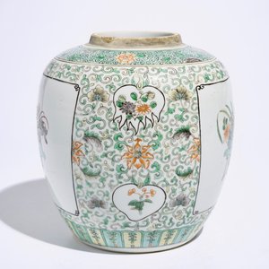 Een Chinese famille verte schotel en een doucai bord, Kangxi, met hierbij een gemberpot, 19e eeuw — foto 7