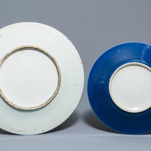 Een Chinese famille verte schotel en een monochrome blauwe schotel, 19e eeuw — foto 2