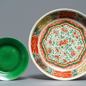 Een Chinese famille verte schotel en een monochroom groen bord, Kangxi — foto 1