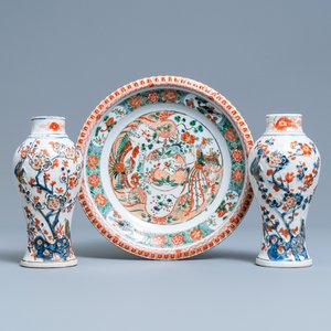 Een Chinese famille verte schotel en een paar Imari-stijl vaasjes met reliëfdecor, Kangxi — foto 1